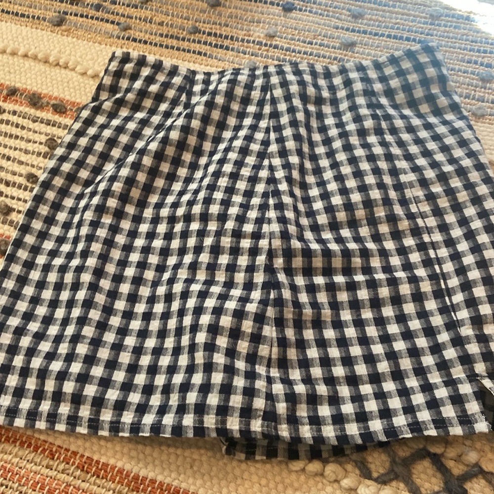 American Eagle Gingham skirt black and white with zipper. Size Medium